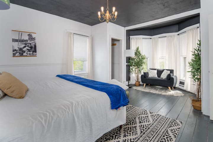 ห้องนอนเตียงคิงไซส์ที่ 1 มีเครื่องนอนผ้าห่มและผ้าเช็ดตัวให้