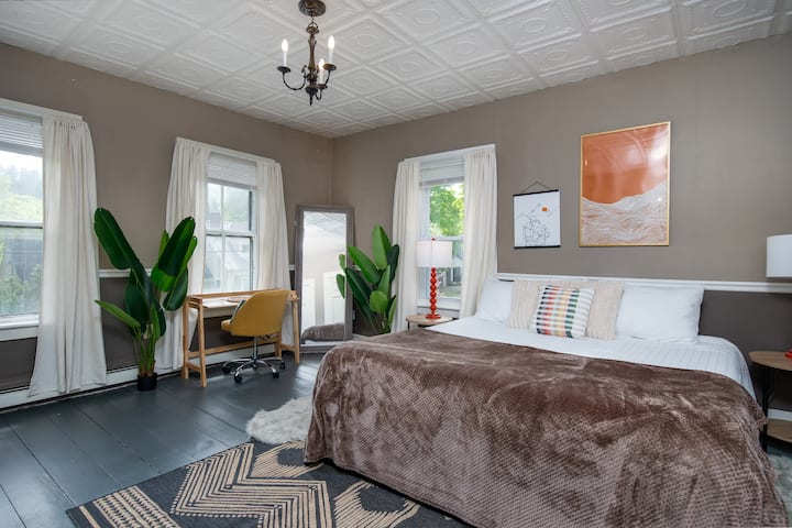 ห้องนอนเตียงคิงไซส์ที่ 2 มีเครื่องนอนผ้าห่มเสริมและผ้าเช็ดตัว