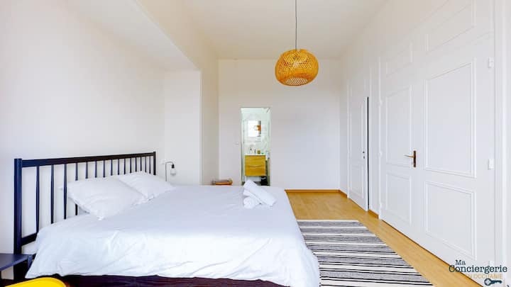 宽敞卧室，配备套内淋浴间和衣架