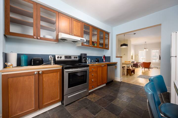 Welcoming 4BR Home in Little Portugal w Workspaces gallery image 5