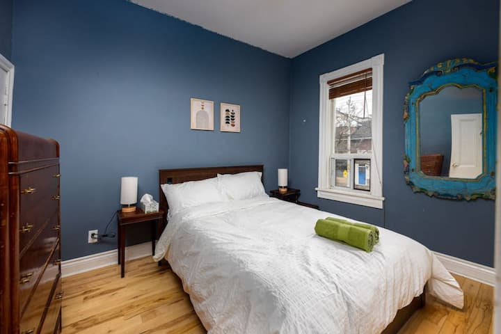 ชั้น 2: ห้องนอน 1 (ควีนไซส์)