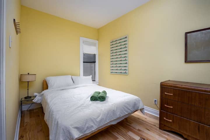 ชั้น 2: ห้องนอน 2 (เตียงคู่พร้อมพื้นที่ทำงาน)