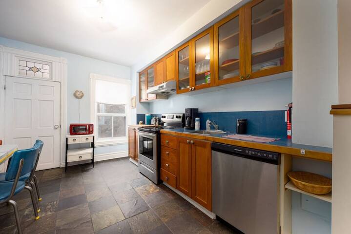 Welcoming 4BR Home in Little Portugal w Workspaces gallery image 4