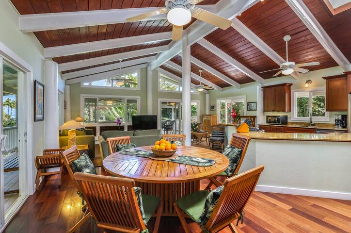 A Tropical Paradise! Walk to the Beach gallery image 4