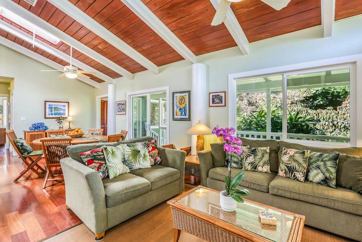 A Tropical Paradise! Walk to the Beach