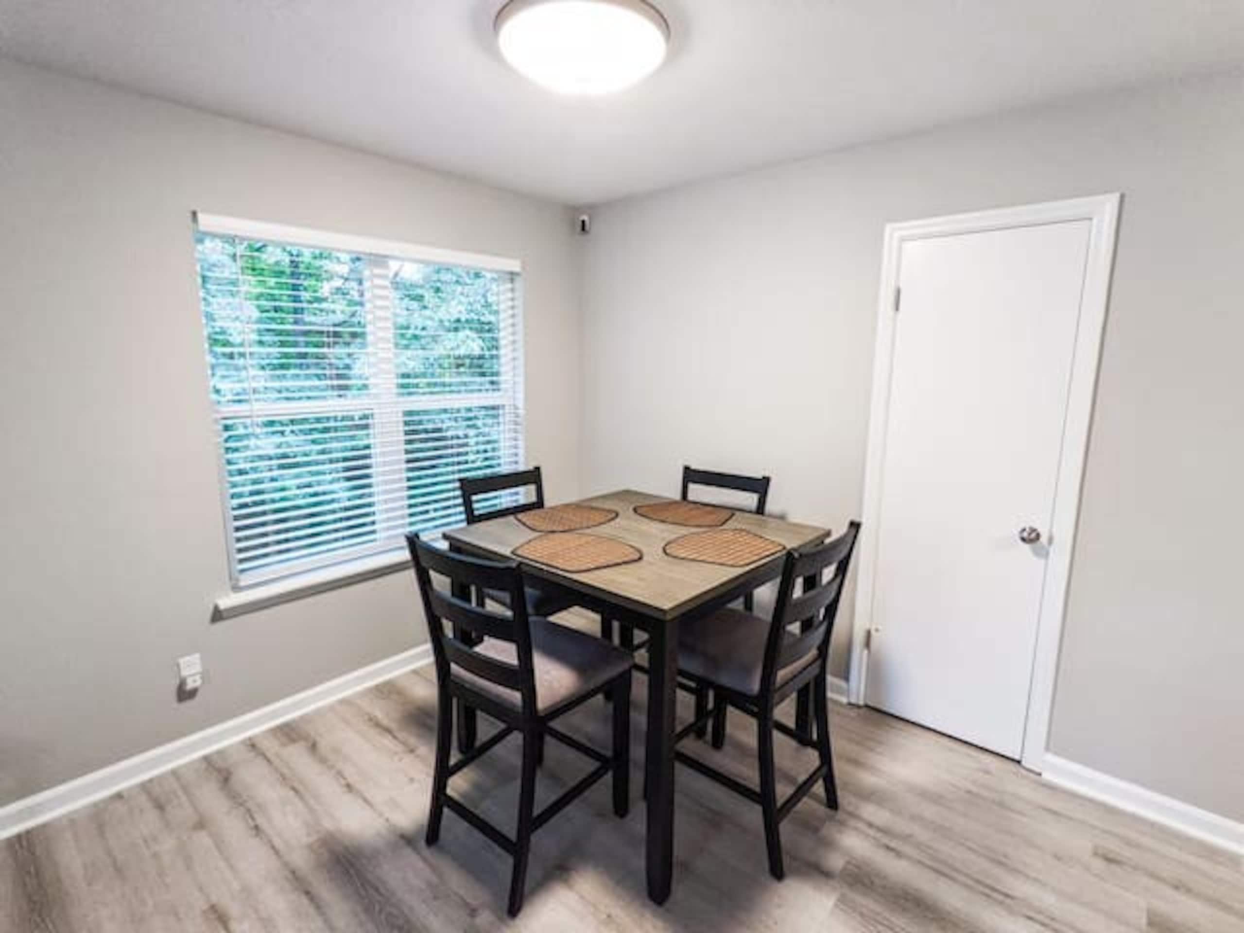 Royal Winter - Pets, Fast Wifi, Laundry, TVs - Photo 4