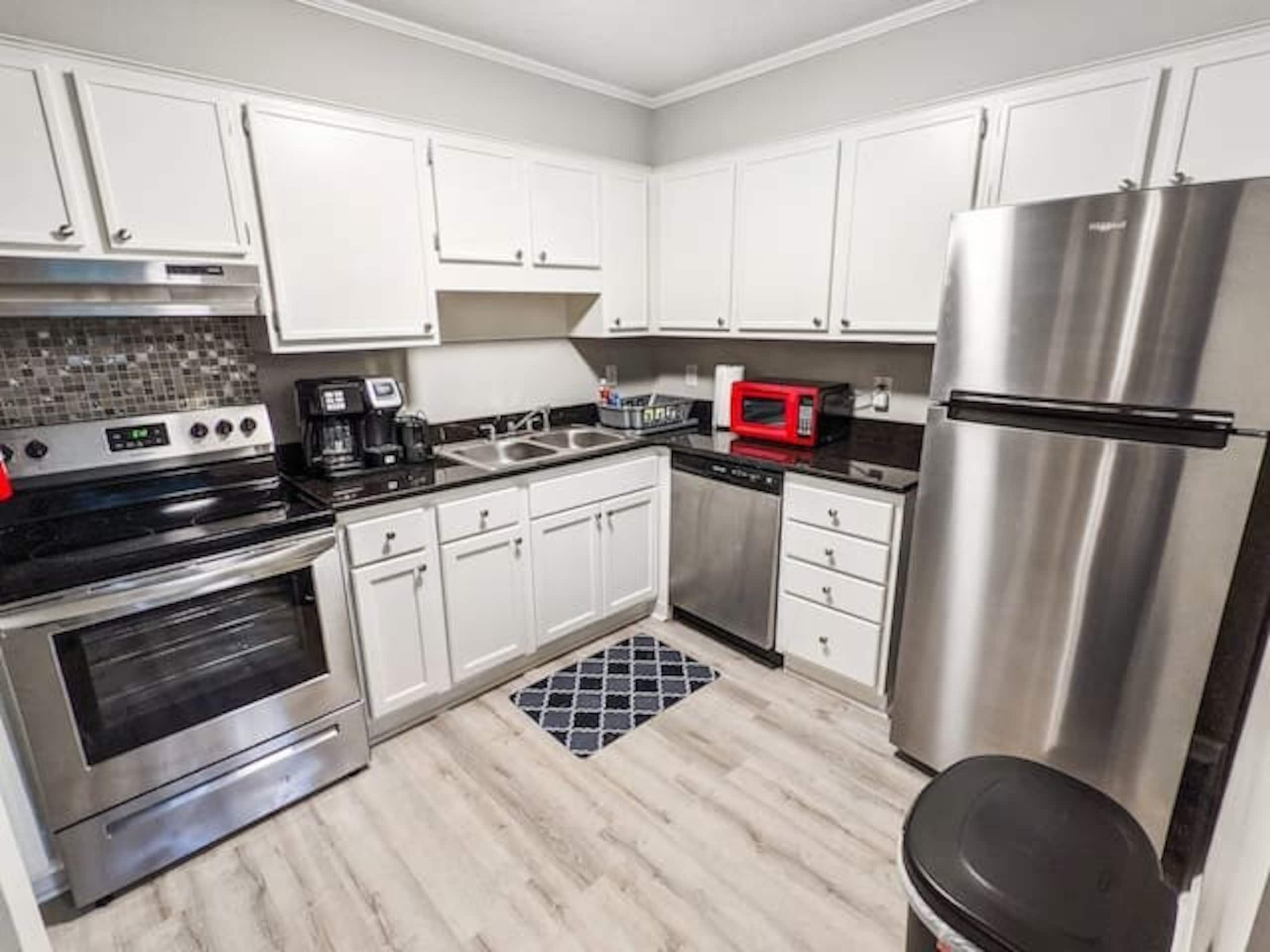 Royal Winter - Pets, Fast Wifi, Laundry, TVs - Photo 3