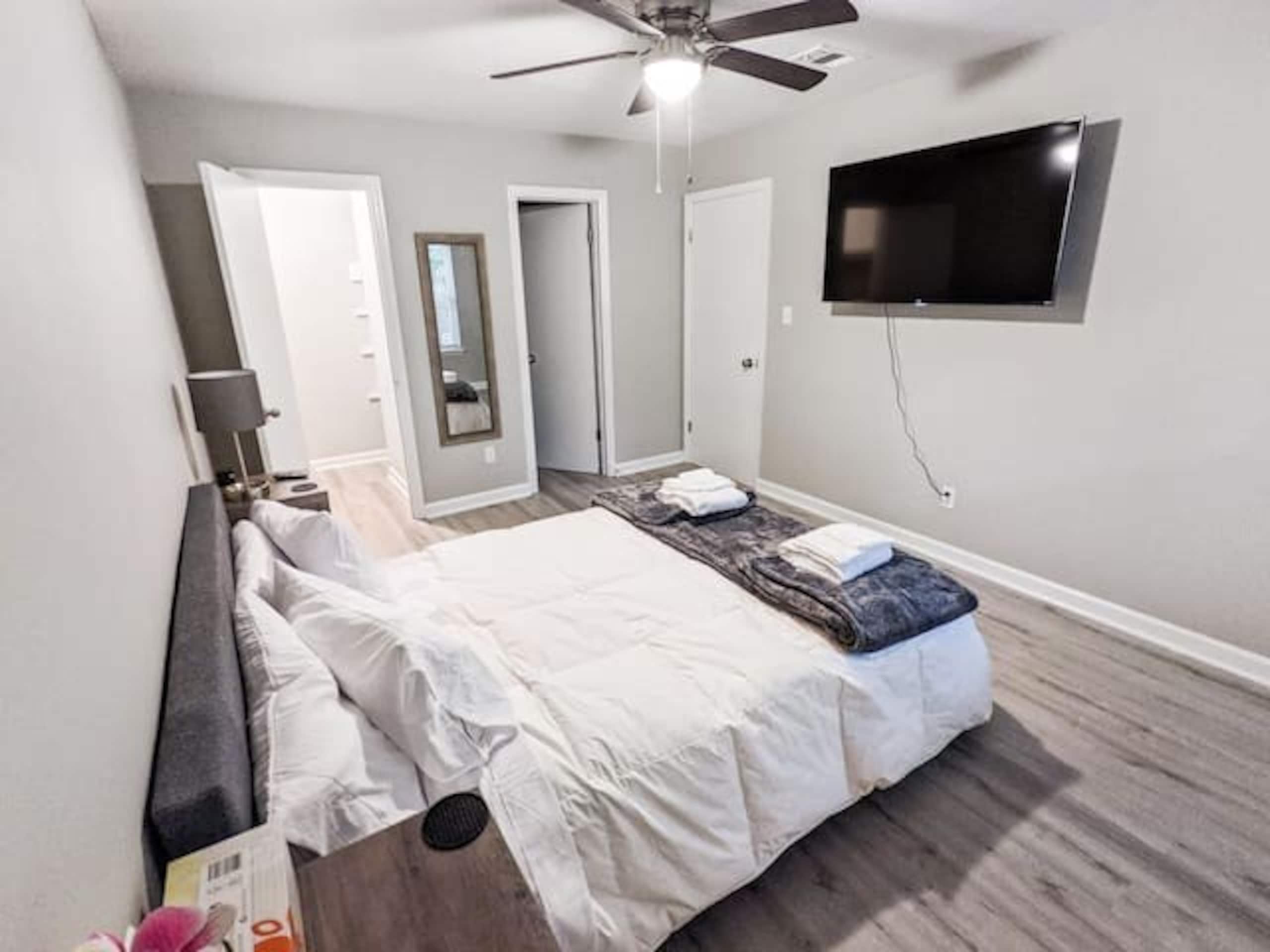 Royal Winter - Pets, Fast Wifi, Laundry, TVs - Photo 8