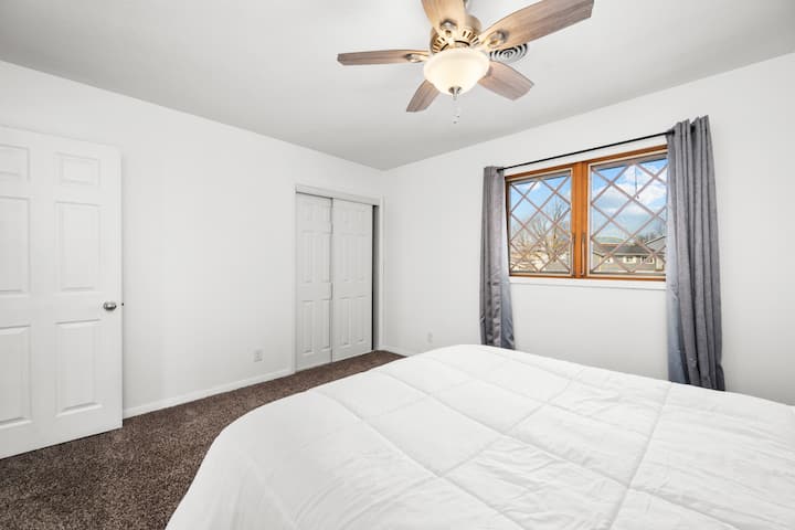 ห้องนอน 1 -- เตียงควีนไซส์ตั้งอยู่บนชั้น 2 ในห้องส่วนตัว เพลิดเพลินกับตู้เสื้อผ้าและที่เก็บโต๊ะข้างเตียง