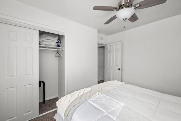 ห้องนอน 2 -- เตียงควีนไซส์ยังตั้งอยู่ชั้นบนมีห้องส่วนตัวโต๊ะข้างเตียงและที่เก็บตู้เสื้อผ้า