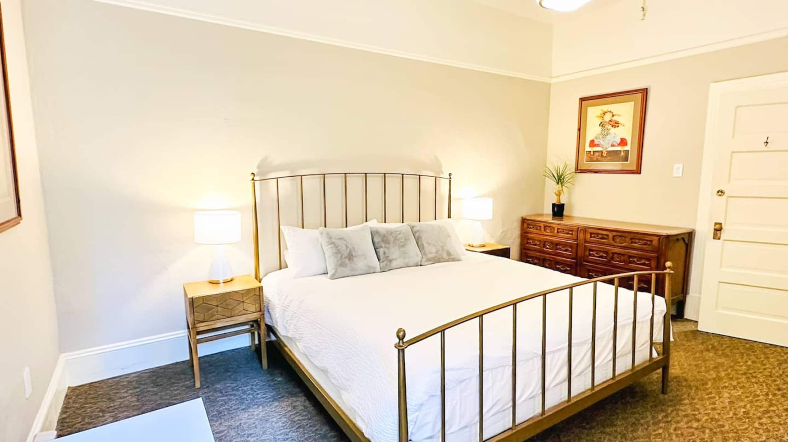 Home in San Francisco · ★4.82 · 5 bedrooms · 6 beds · 2 baths - Image 20