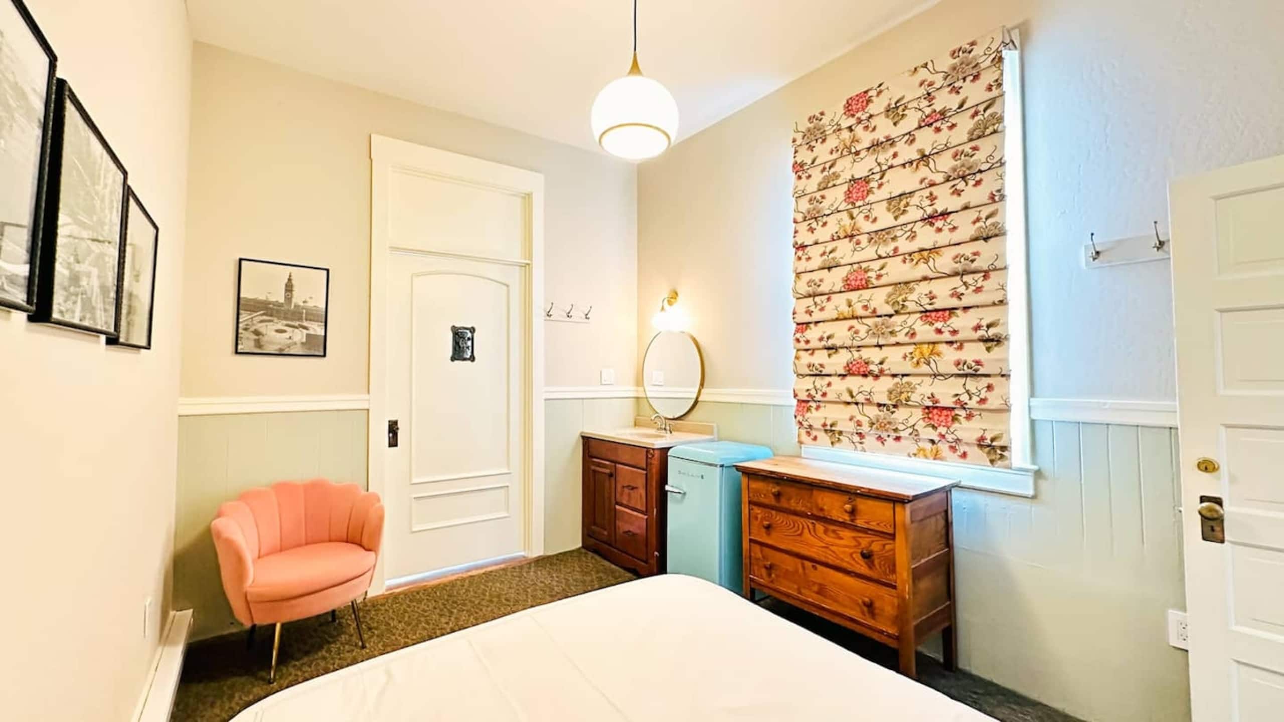 Home in San Francisco · ★4.82 · 5 bedrooms · 6 beds · 2 baths - Image 16