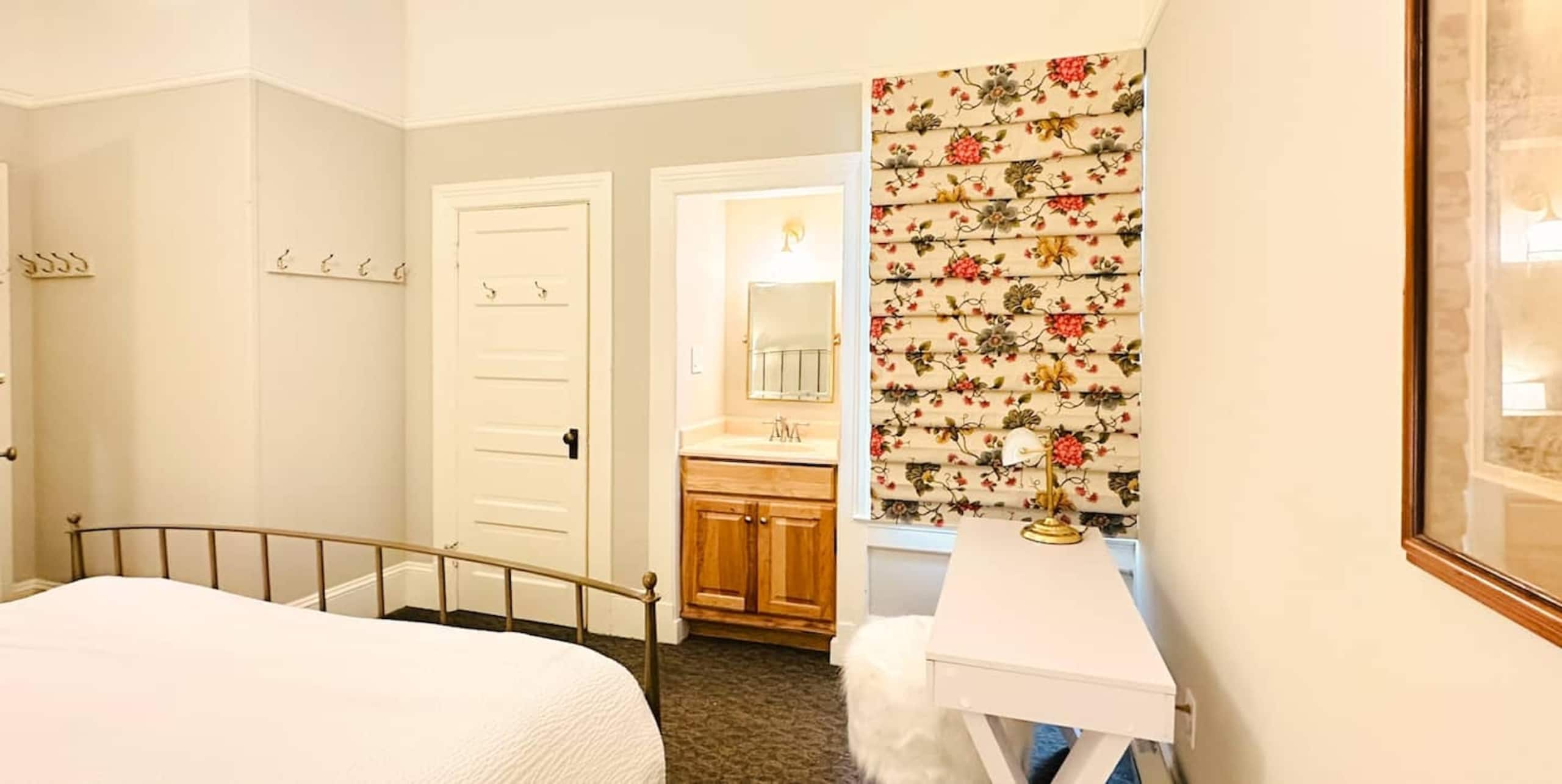 Home in San Francisco · ★4.82 · 5 bedrooms · 6 beds · 2 baths - Image 22
