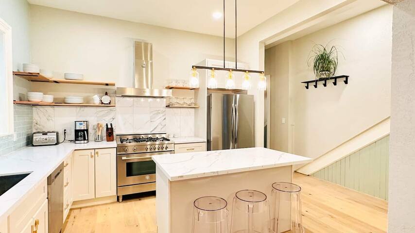 5-Bedroom Flat, Central, Close to Castro & Mission gallery image 3