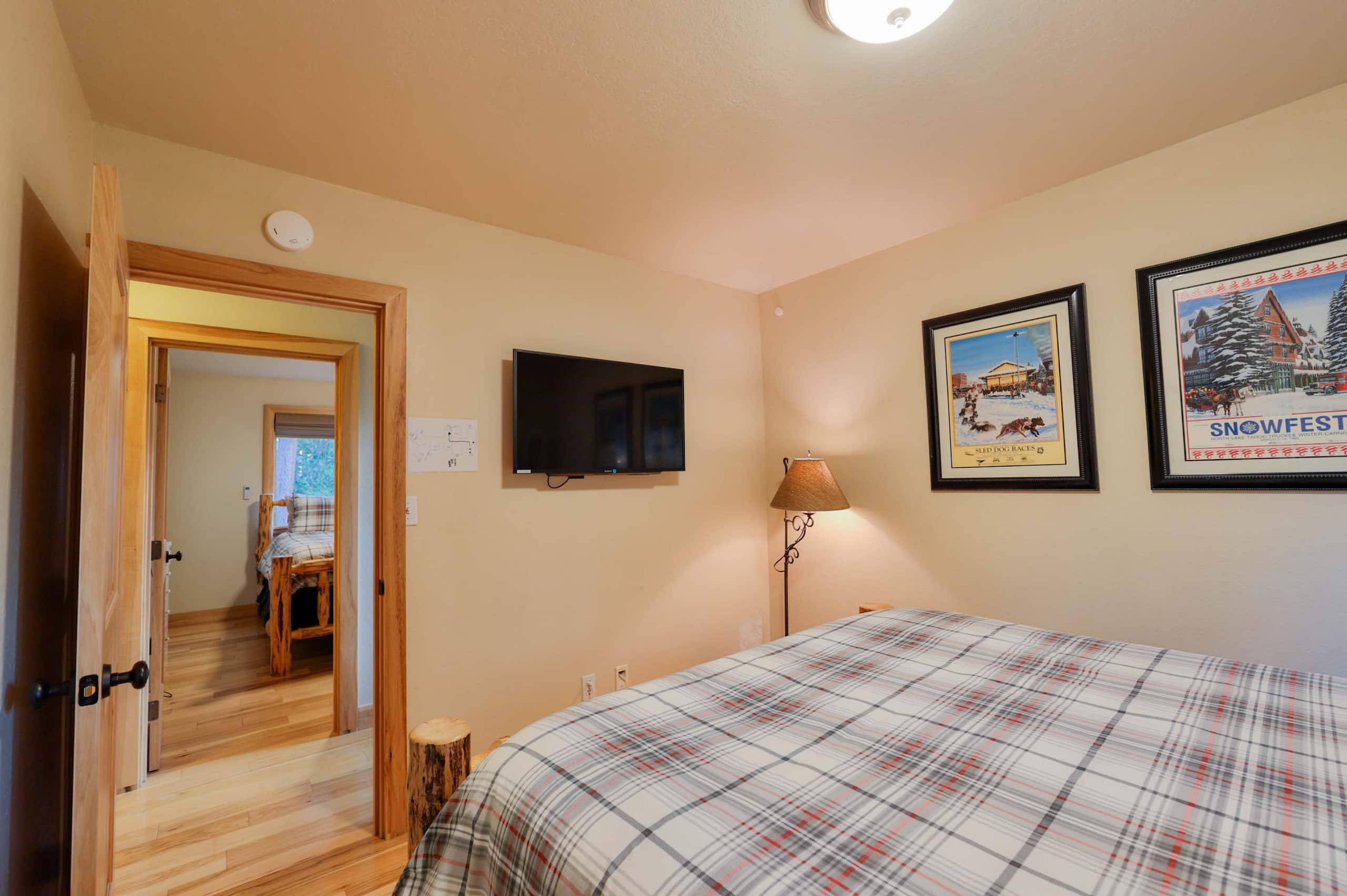 Pine-Framed Tahoe Retreat Near Heavenly & Lake - Photo 35