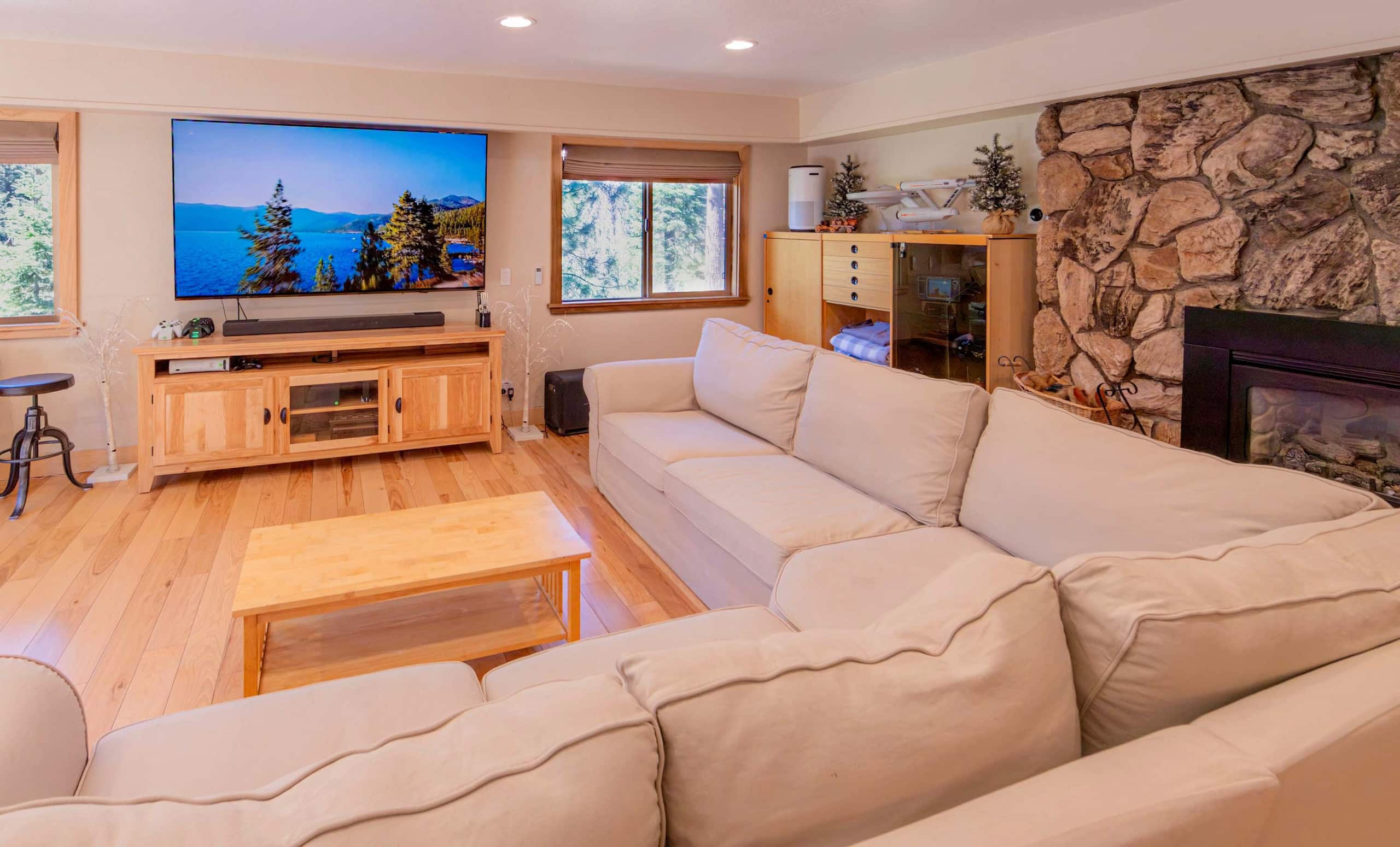 Pine-Framed Tahoe Retreat Near Heavenly & Lake - Photo 4