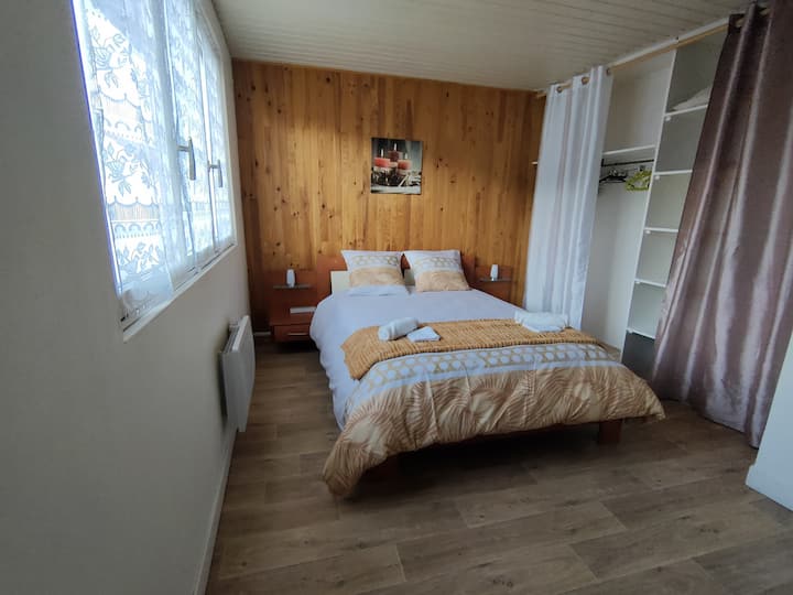 Спалня с двойно легло и място за съхранение (съблекалня). 
Кърпи и спално бельо: всичко е осигурено!