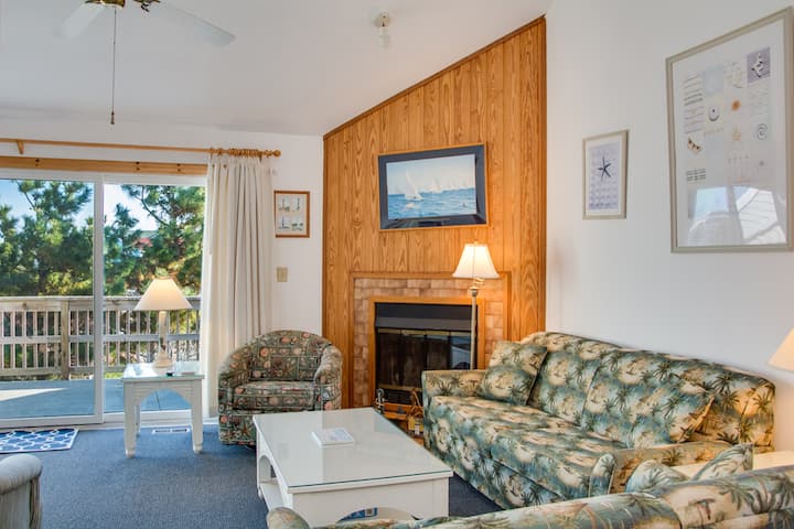 My Kind Of Townhome: Semi-oceanfront, Shared Pool - Nags Head, NC