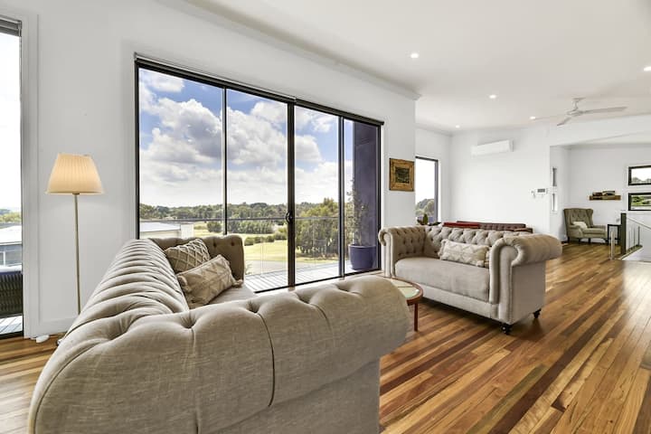 The Entertainer | 5 Bed 5 Bath, 3 Storey Retreat - Orange, Australia
