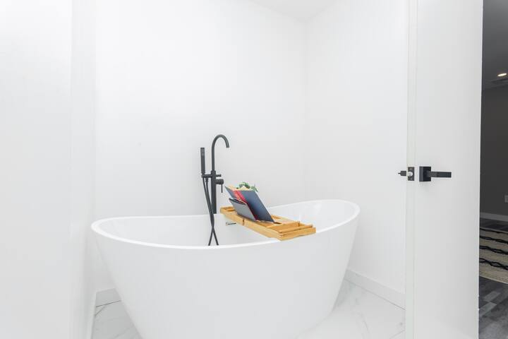 “The Stallion” 2 private ponds perfect for fishing, sleeps12 gallery image 3