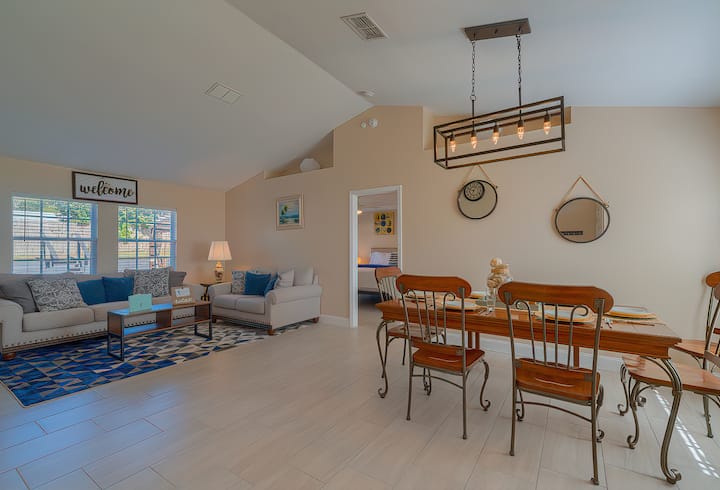 Spacious 4br Oasis W/ Pool, Patio & Fire Pit - Weeki Wachee, FL