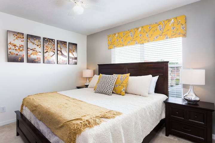 Luksuzna udobnost s bračnim krevetom koji jamči miran i prostran doživljaj spavanja.