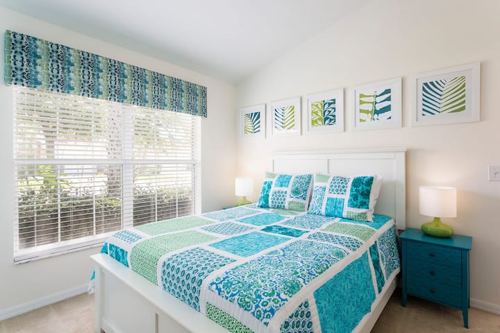 Luksuzna udobnost s bračnim krevetom koji jamči miran i prostran doživljaj spavanja.