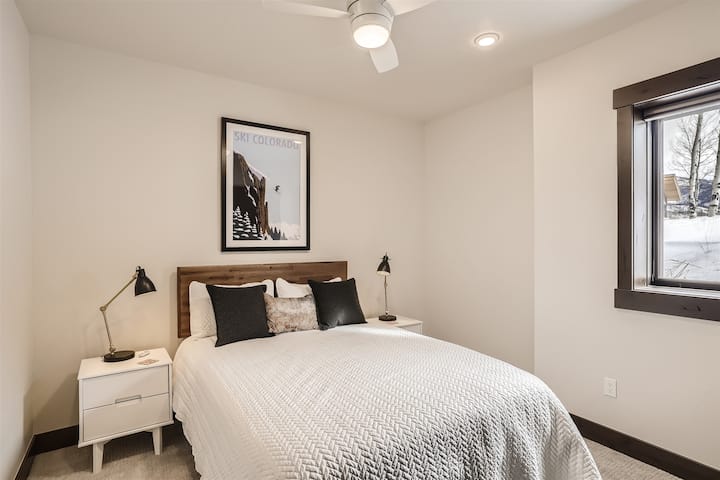 Chumba cha kulala cha wageni kwenye ghorofa ya chini chenye kitanda cha ukubwa wa malkia