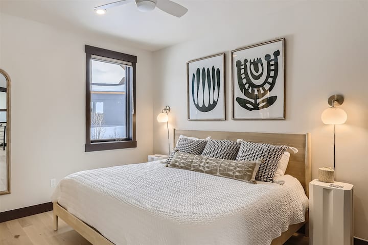 Chumba cha kulala cha msingi cha ghorofa ya pili