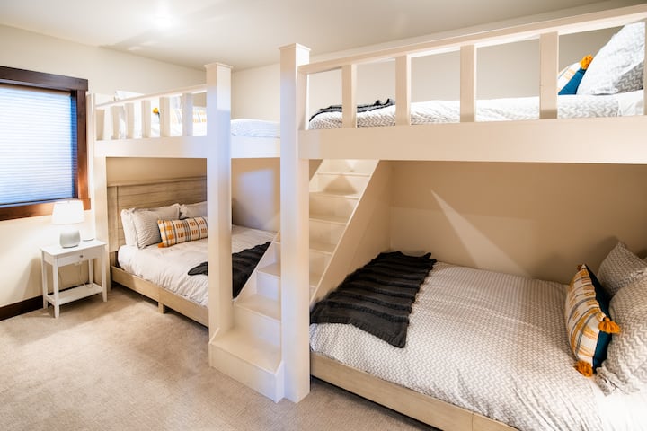 Chumba cha kulala cha mgeni chenye vitanda viwili vya ghorofa, ghorofa ya chini