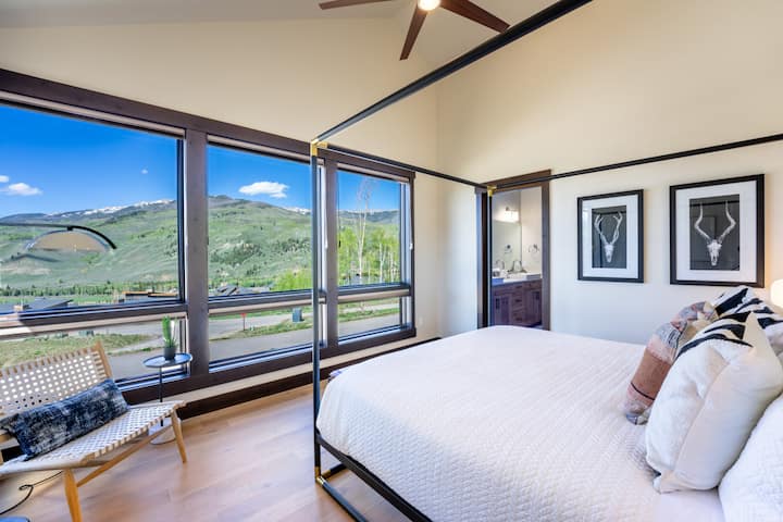 Chumba cha kulala cha msingi chenye kitanda cha ukubwa wa kifalme na mandhari ya milima!