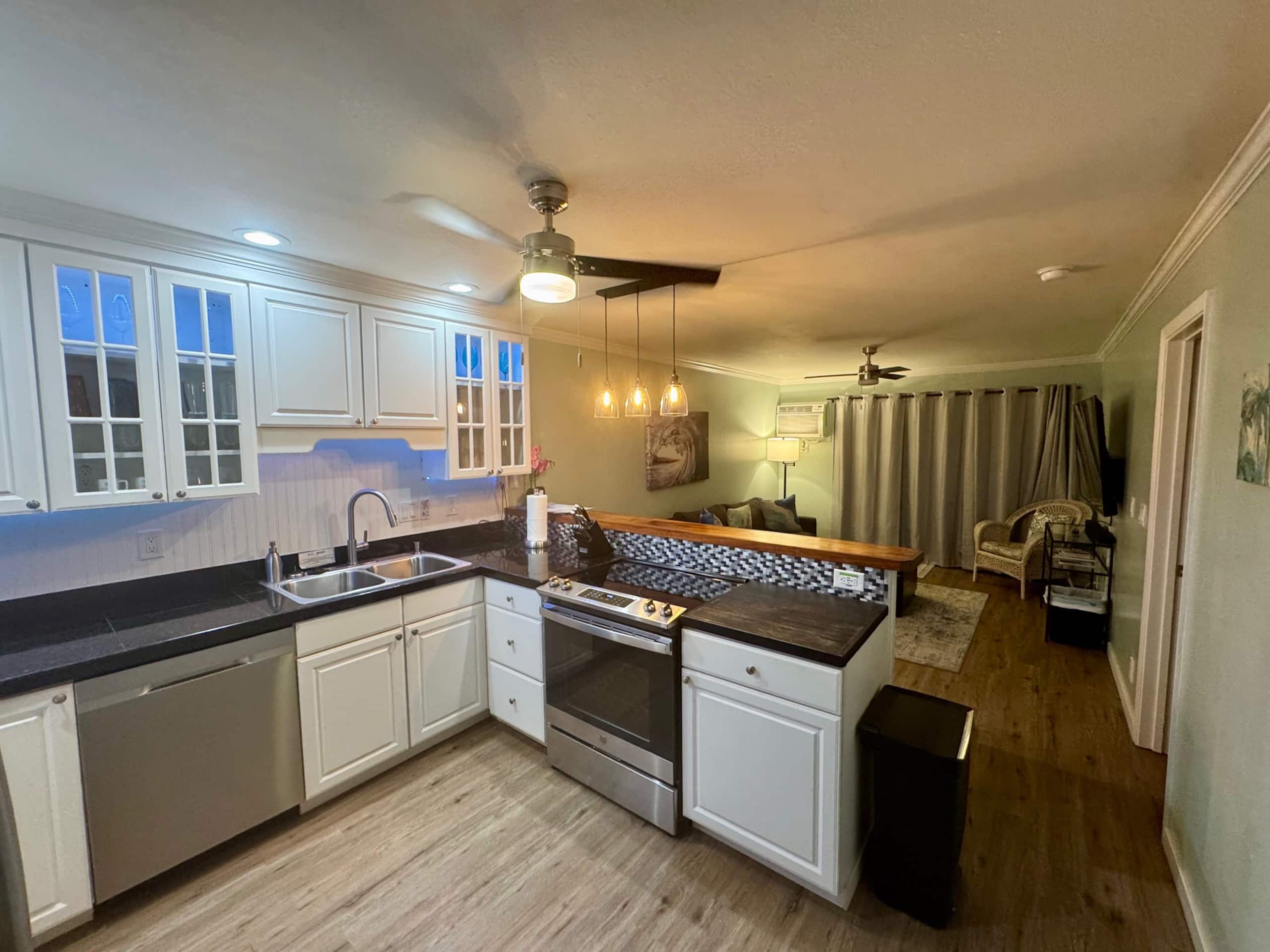 Condo in Kailua-Kona · ★4.85 · 2 bedrooms · 2 beds · 2 shared baths - Image 2