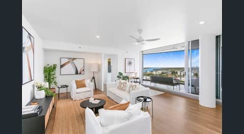 Luxurious Penthouse with water views