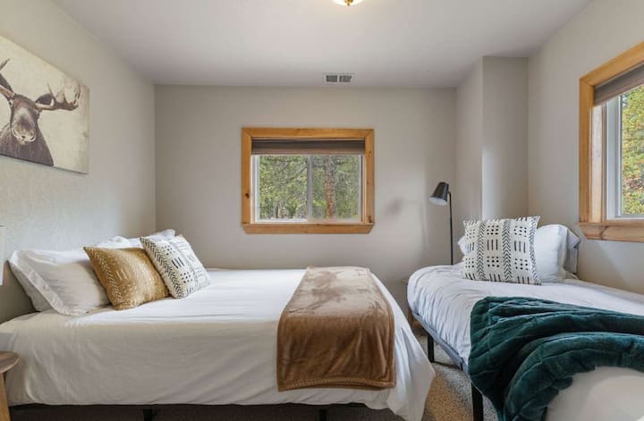 El tercer dormitorio tiene una cama tamaño queen y una cama individual, así como un armario grande.