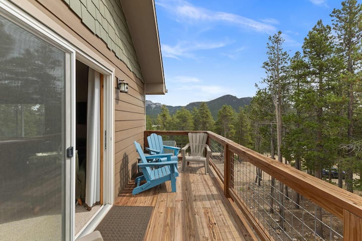 La terraza privada del dormitorio principal tiene unas vistas preciosas a la montaña.