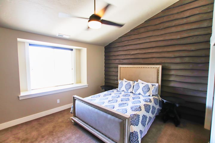 Upstair 's Guest bedroom -Queen Bed with Smart, სატელიტური ტელევიზორი