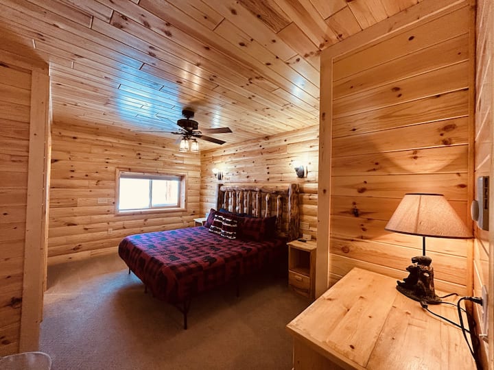 חדר שינה בקומה הראשית עם חדר רחצה צמוד