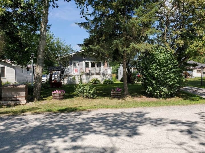 Sunrise Sunset Retreat Beautiful Lake Views Cottages for Rent in