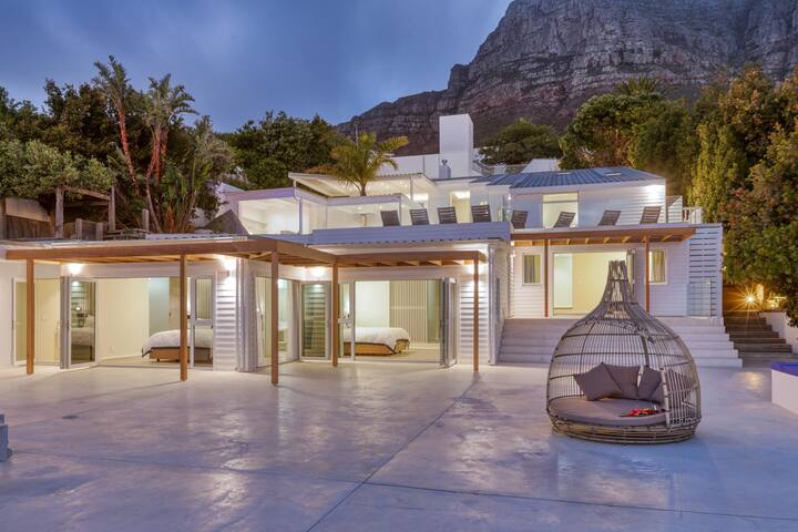 Two Views – 8 Bedroom Villa in Camps Bay & Hot Tub gallery image 3