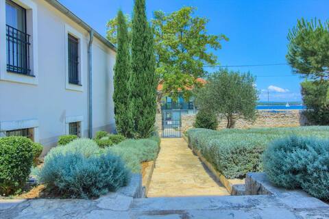 Villa Cubismo - with a pool for 18 guests, close to restaurants and cafes