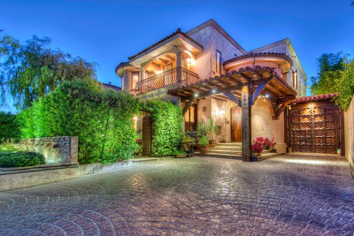 Spacious Tuscan Villa Near Cedars-Sinai gallery image 4