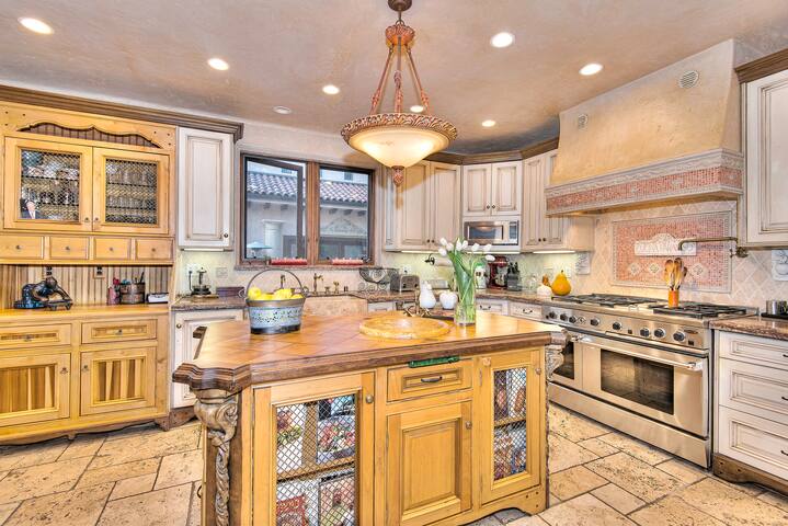 Spacious Tuscan Villa Near Cedars-Sinai gallery image 5