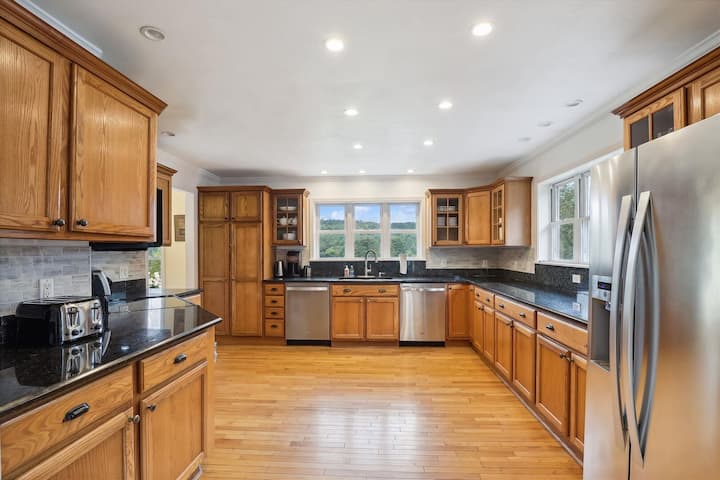 Stowe Away: Spacious 5 Br, Fireplace, A/c, Views! - Stowe, VT