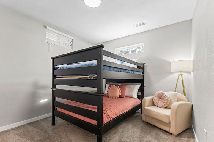 Четвъртата спалня е в мазето и разполага с голямо двуетажно легло в пълен размер!