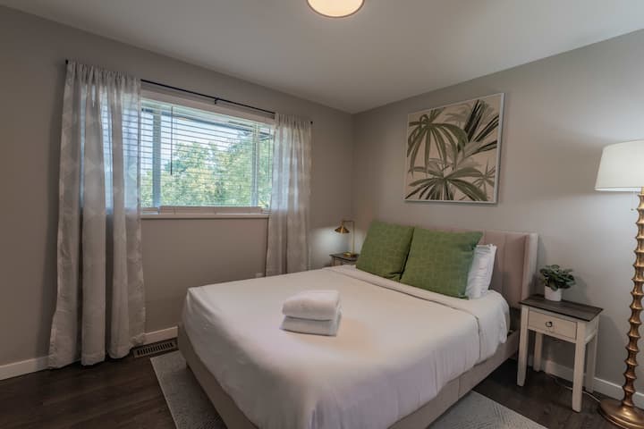 Втората стая на горния етаж също има двойно легло queen size.