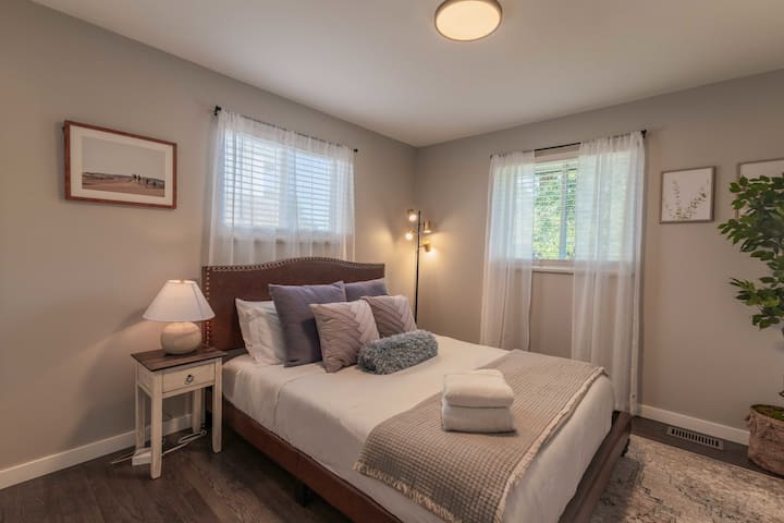 Третата спалня на горния етаж е с двойно легло queen size.