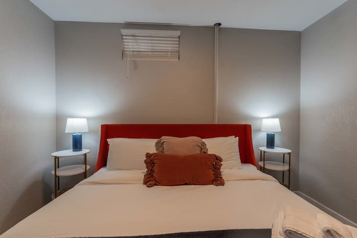 Последната спалня е в мазето и разполага с двойно легло king size.