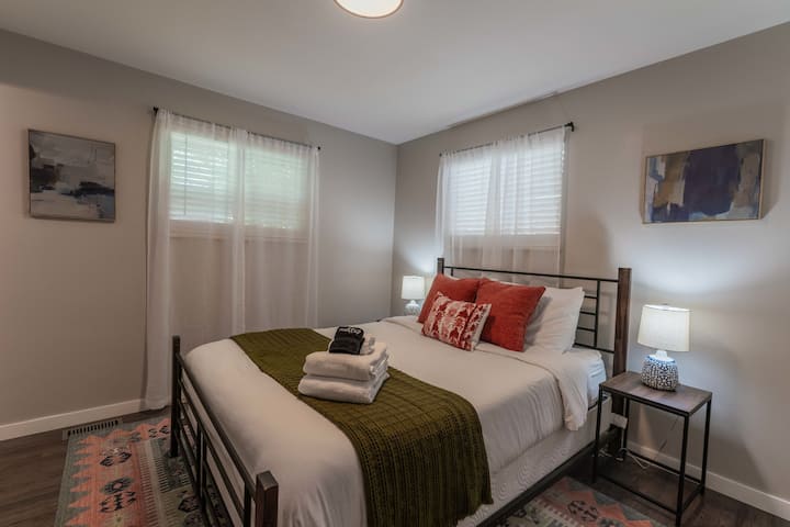 Основната спалня е с двойно легло queen size  и прилежаща баня.