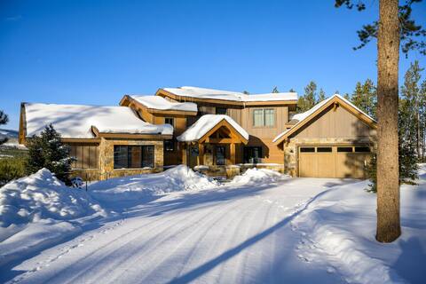 Pole Creek Lodge | Hot Tub & Fire Pit