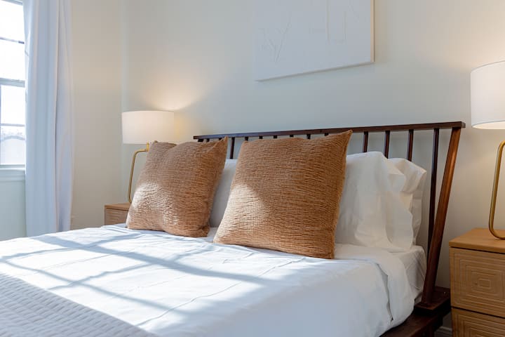 5. spavaća soba opremljena je bračnim krevetom.